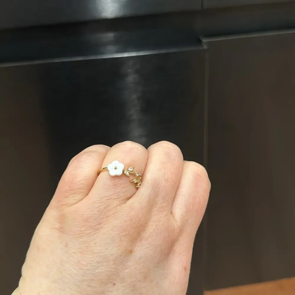 4 gold tone and floral fashion trendy rings size 8